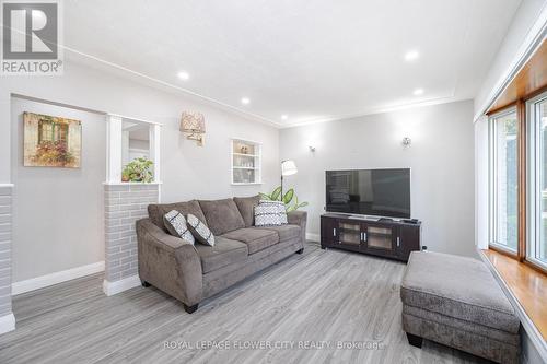 50 Beacon Avenue, Hamilton, ON - Indoor Photo Showing Living Room