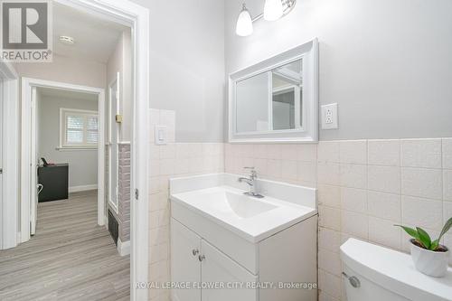 50 Beacon Avenue, Hamilton, ON - Indoor Photo Showing Bathroom