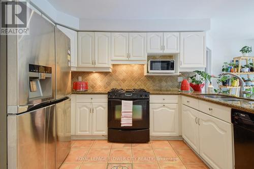 6052 St. Ives Way, Mississauga, ON - Indoor Photo Showing Kitchen With Double Sink