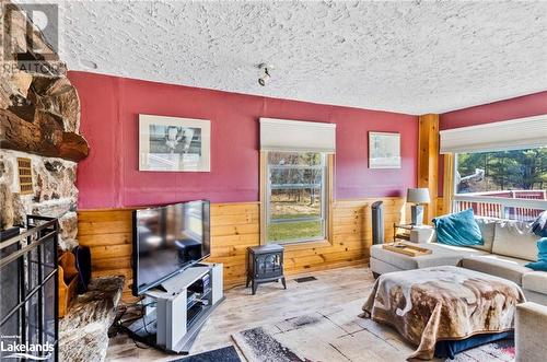 1061 Taverner Road, Gravenhurst, ON - Indoor Photo Showing Living Room