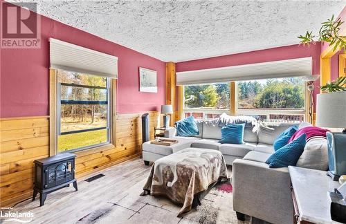 1061 Taverner Road, Gravenhurst, ON - Indoor Photo Showing Living Room