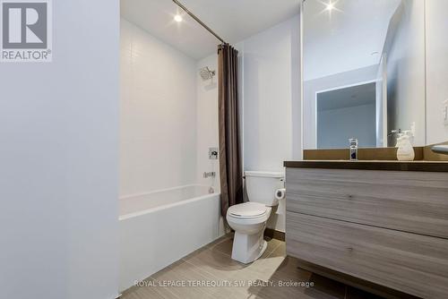 819 - 525 Adelaide Street W, Toronto, ON - Indoor Photo Showing Bathroom