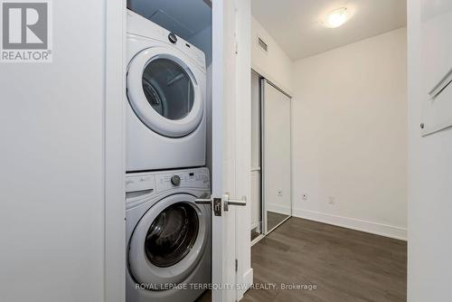 819 - 525 Adelaide Street W, Toronto, ON - Indoor Photo Showing Laundry Room