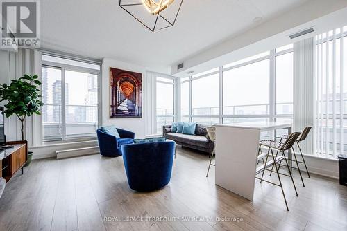 1707 - 199 Richmond Street W, Toronto, ON - Indoor Photo Showing Living Room