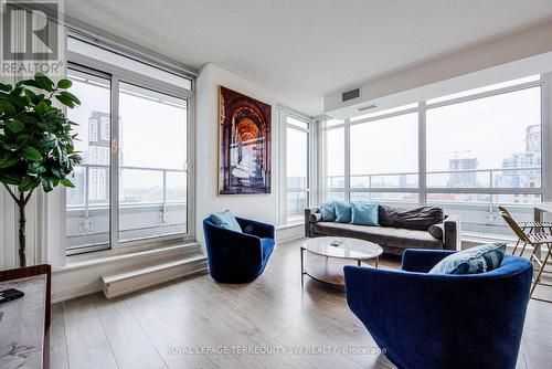 1707 - 199 Richmond Street W, Toronto, ON - Indoor Photo Showing Living Room