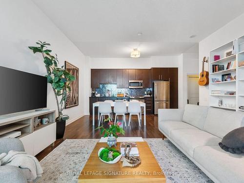 Ph116-17 Anndale Dr, Toronto, ON - Indoor Photo Showing Living Room