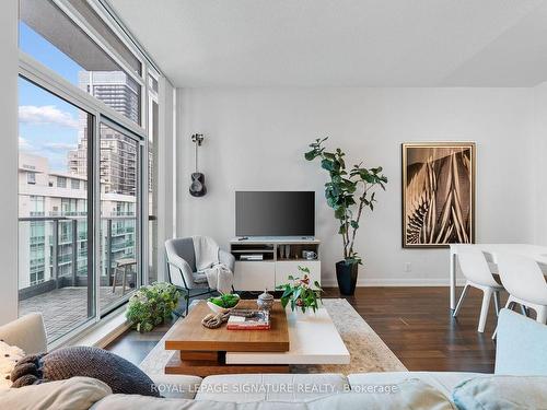 Ph116-17 Anndale Dr, Toronto, ON - Indoor Photo Showing Living Room