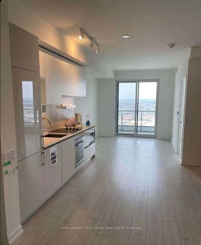 3701-950 Portage Pkwy, Vaughan, ON - Indoor Photo Showing Kitchen