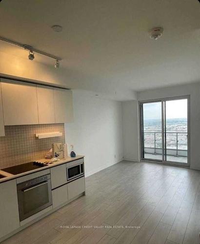 3701-950 Portage Pkwy, Vaughan, ON - Indoor Photo Showing Kitchen