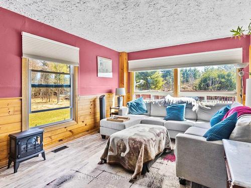 1061 Taverner Rd, Gravenhurst, ON - Indoor Photo Showing Living Room