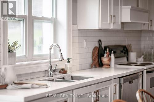 19 Aldred Drive, Scugog (Port Perry), ON - Indoor Photo Showing Kitchen With Double Sink