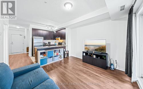 203 - 570 Lolita Gardens, Mississauga, ON - Indoor Photo Showing Living Room