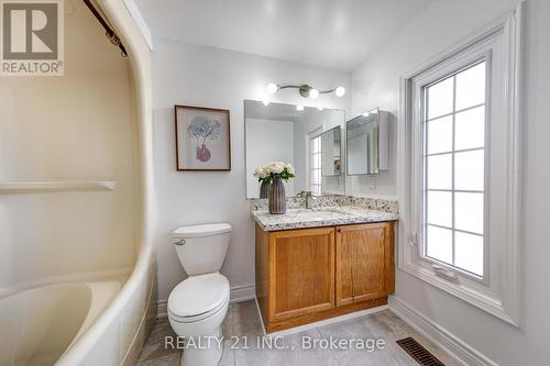 130 Morningview Trail, Toronto, ON - Indoor Photo Showing Bathroom