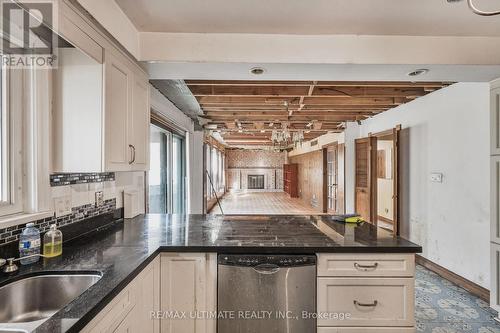 1010 Ritson Road N, Oshawa, ON - Indoor Photo Showing Kitchen