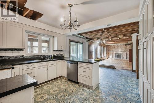 1010 Ritson Road N, Oshawa, ON - Indoor Photo Showing Kitchen