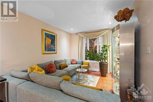 33 Valencia Street, Nepean, ON - Indoor Photo Showing Living Room