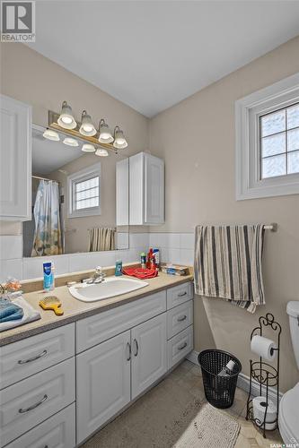 928 Sanderson Crescent, Prince Albert, SK - Indoor Photo Showing Bathroom