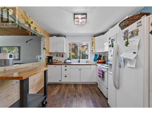 5951 71 Avenue Ne, Salmon Arm, BC - Indoor Photo Showing Kitchen