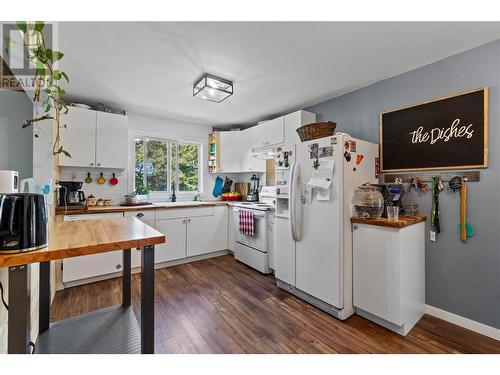 5951 71 Avenue Ne, Salmon Arm, BC - Indoor Photo Showing Kitchen