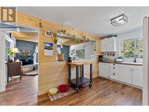 5951 71 Avenue Ne, Salmon Arm, BC - Indoor Photo Showing Kitchen