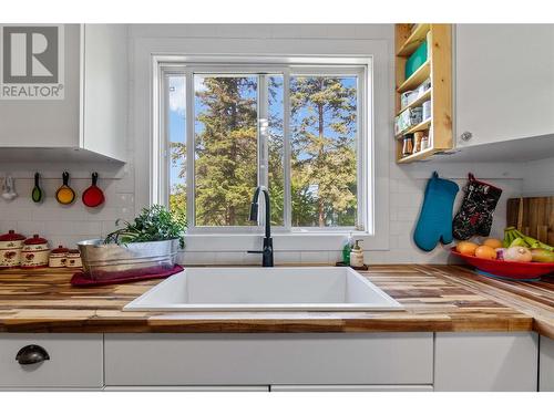 5951 71 Avenue Ne, Salmon Arm, BC - Indoor Photo Showing Kitchen