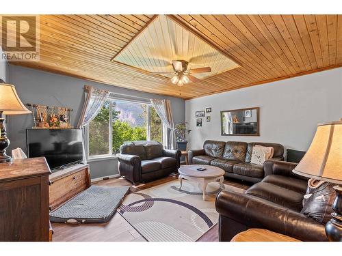 5951 71 Avenue Ne, Salmon Arm, BC - Indoor Photo Showing Living Room