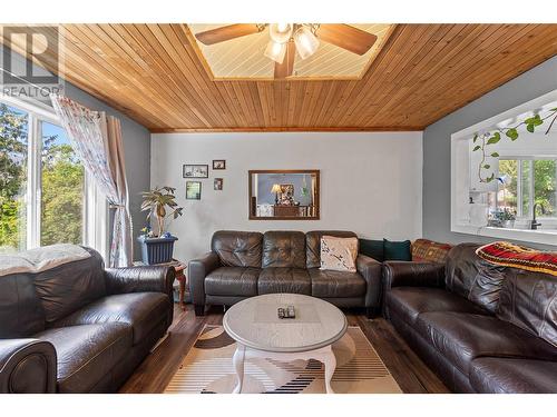 5951 71 Avenue Ne, Salmon Arm, BC - Indoor Photo Showing Living Room