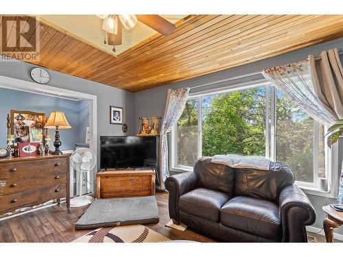 5951 71 Avenue Ne, Salmon Arm, BC - Indoor Photo Showing Living Room