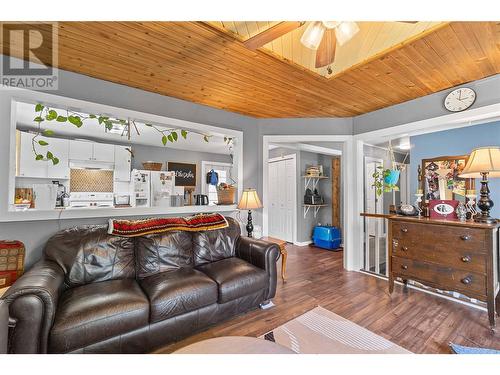 5951 71 Avenue Ne, Salmon Arm, BC - Indoor Photo Showing Living Room