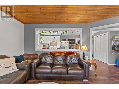 5951 71 Avenue Ne, Salmon Arm, BC - Indoor Photo Showing Living Room