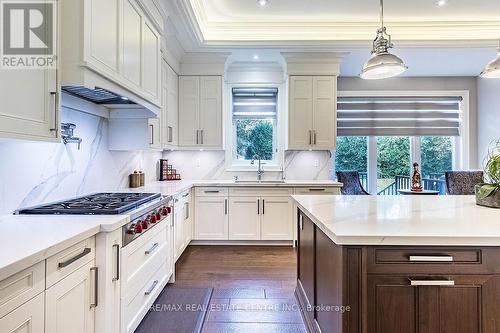 228 Tweedsdale Crescent, Oakville, ON - Indoor Photo Showing Kitchen With Upgraded Kitchen