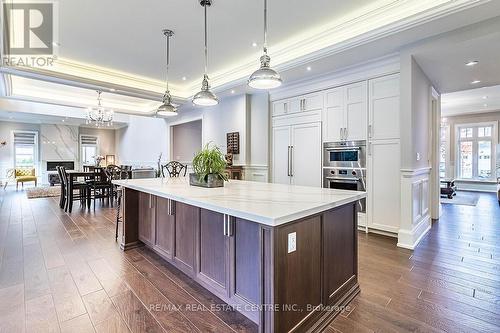 228 Tweedsdale Crescent, Oakville, ON - Indoor Photo Showing Kitchen With Upgraded Kitchen