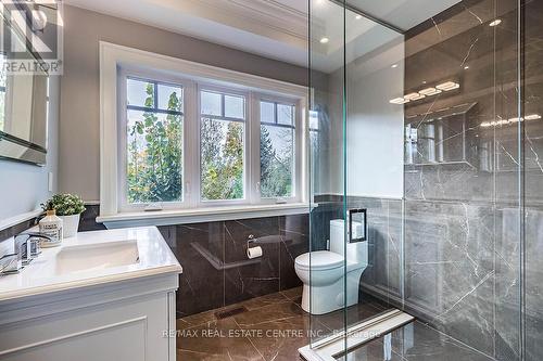 228 Tweedsdale Crescent, Oakville, ON - Indoor Photo Showing Bathroom