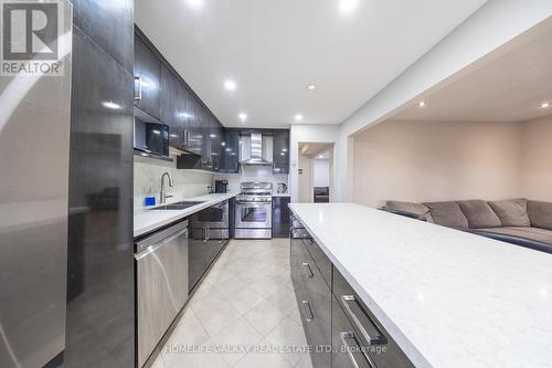 45 Hornchurch Crescent, Markham, ON - Indoor Photo Showing Kitchen With Double Sink With Upgraded Kitchen