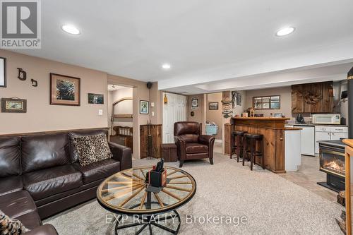 1332 Canvey Crescent S, Mississauga, ON - Indoor Photo Showing Living Room