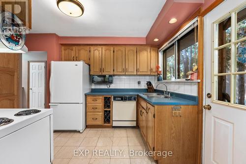 1332 Canvey Crescent S, Mississauga, ON - Indoor Photo Showing Kitchen With Double Sink