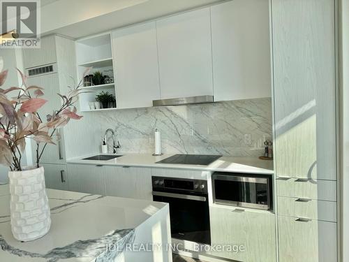 5811 - 55 Cooper Street, Toronto, ON - Indoor Photo Showing Kitchen