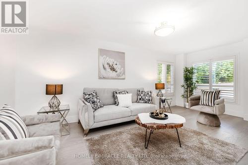 1030 Old Oak Drive, Oakville, ON - Indoor Photo Showing Living Room