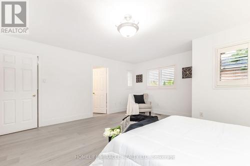 1030 Old Oak Drive, Oakville, ON - Indoor Photo Showing Bedroom