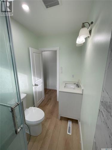 945 Cameron Street, Regina, SK - Indoor Photo Showing Bathroom