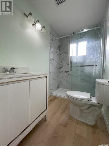 945 Cameron Street, Regina, SK - Indoor Photo Showing Bathroom