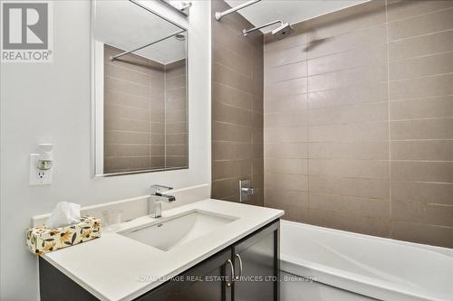 523 - 2480 Prince Michael Drive, Oakville, ON - Indoor Photo Showing Bathroom