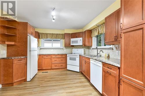 12 Aldershot Avenue, Brockville, ON - Indoor Photo Showing Kitchen