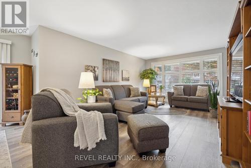 93 Willowridge Road, Toronto, ON - Indoor Photo Showing Living Room