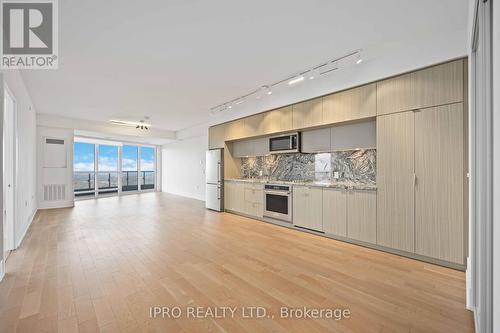 4218 - 585 Bloor Street E, Toronto, ON - Indoor Photo Showing Kitchen