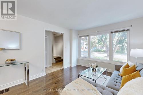 330 Neal Drive, Richmond Hill, ON - Indoor Photo Showing Living Room