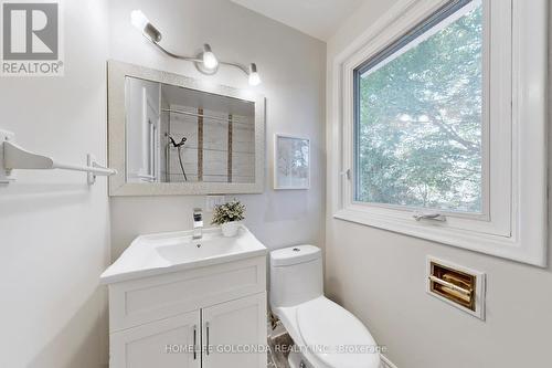 330 Neal Drive, Richmond Hill, ON - Indoor Photo Showing Bathroom