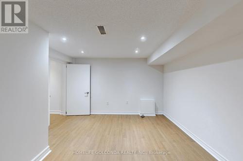 330 Neal Drive, Richmond Hill, ON - Indoor Photo Showing Other Room