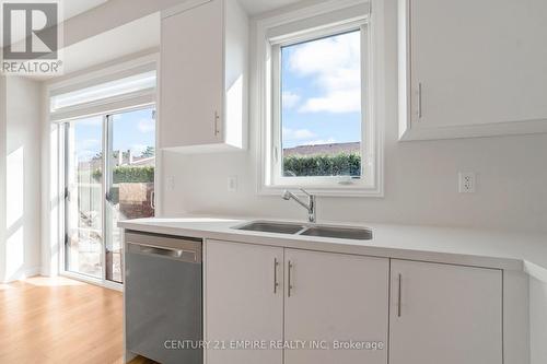 1408 Oakmont Common, Burlington, ON - Indoor Photo Showing Kitchen With Double Sink