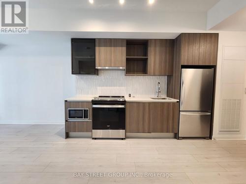 521 - 395 Dundas Street W, Oakville, ON - Indoor Photo Showing Kitchen